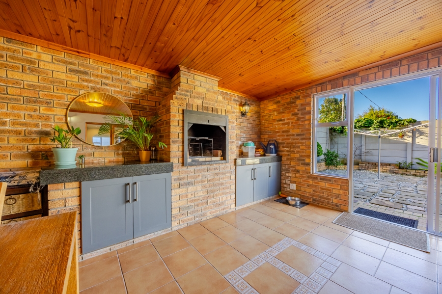 3 Bedroom Property for Sale in Lakeside Western Cape